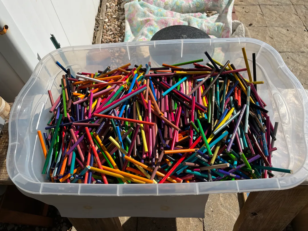 Over 1000 Crayola coloered pencils